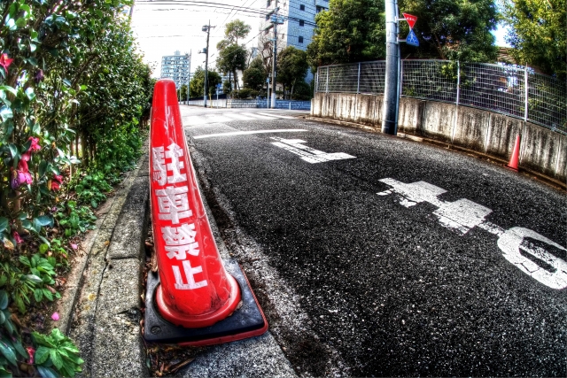 路上駐車が引き起こす交通渋滞に交通事故　コインパーキングが地域課題を解決する