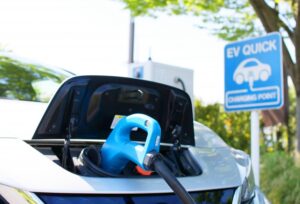 【2025年版】駐車場にEV充電器は必要？設置数データと規模別の導入戦略を徹底解説