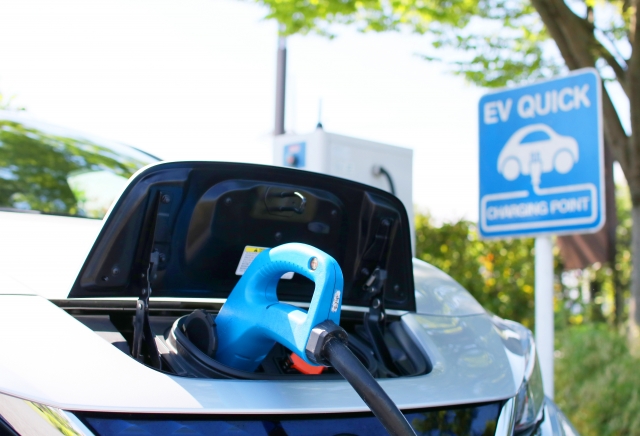 【2025年版】駐車場にEV充電器は必要？設置数データと規模別の導入戦略を徹底解説