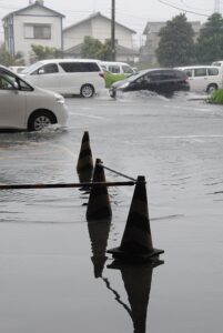 駐車場経営の災害リスク対策完全ガイド|台風・落雷・猛暑から機器と利用者を守る事前準備 駐車場経営の災害リスク対策完全ガイド|台風・落雷・猛暑から機器と利用者を守る事前準備