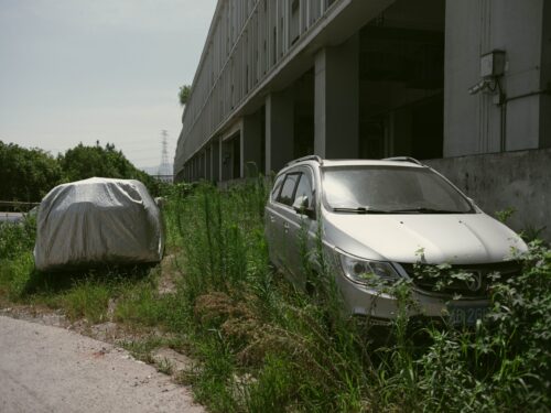 【徹底解説】無断駐車への張り紙はどこまで有効？法的な注意点と根本から絶つ解決策